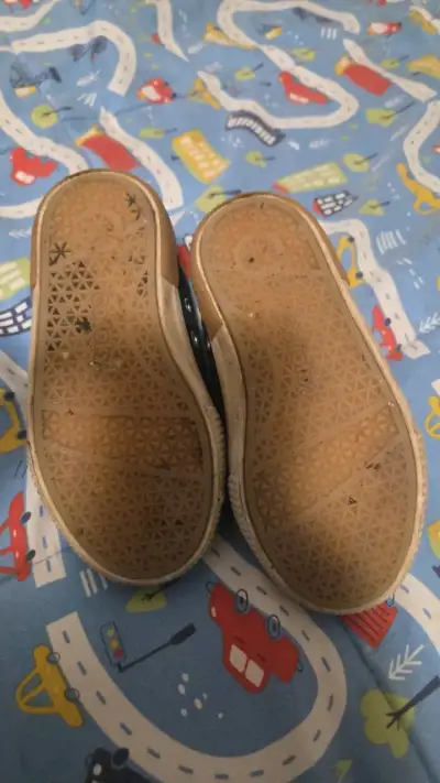 Zapatillas negras para niños con velcro - miniatura 2