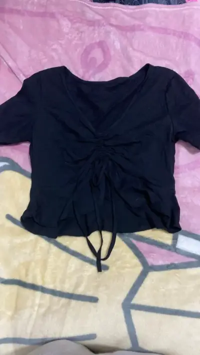 Polera negra con diseño fruncido - miniatura 1