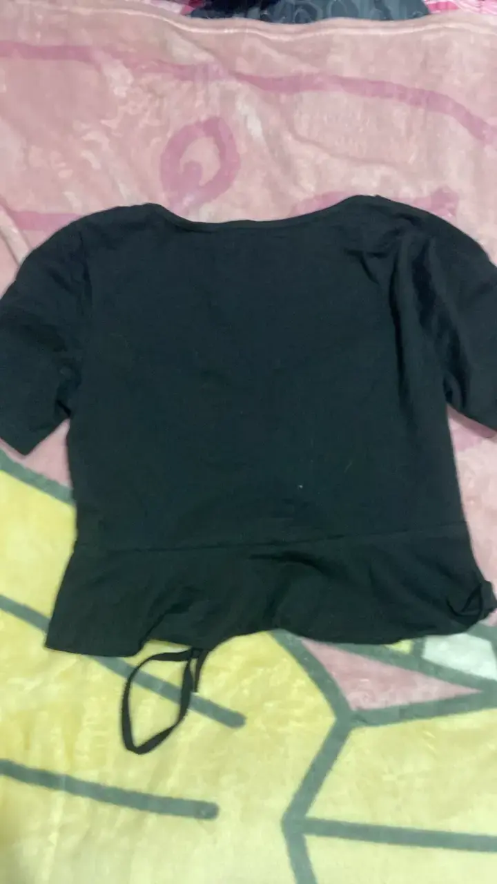 Polera negra con diseño fruncido - 2