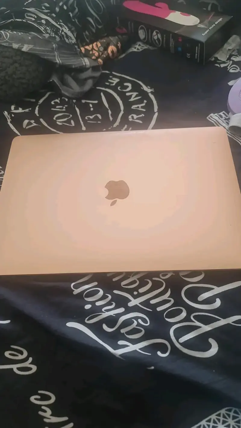 MacBook Air dorado en buen estado - 1