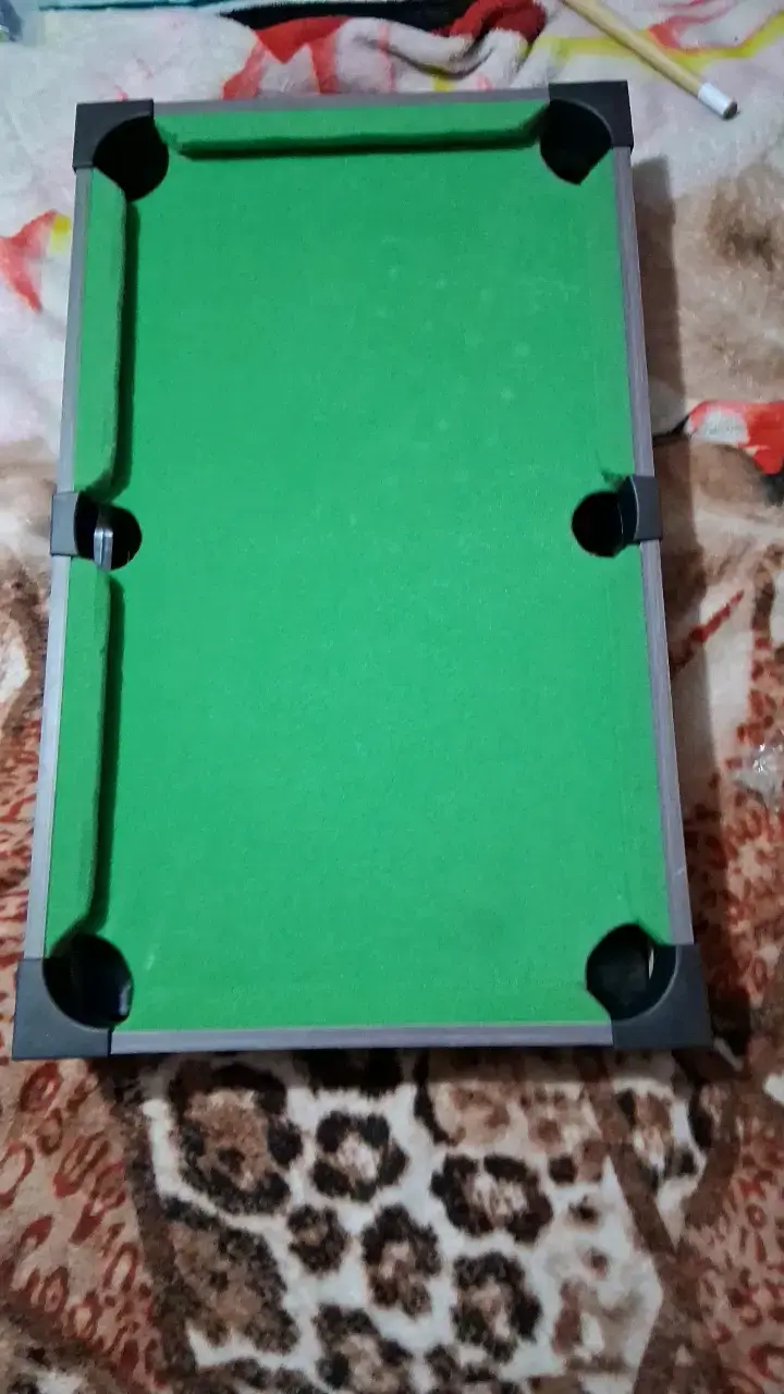 Mesa de billar miniatura con bolas y taco y tizas - 1