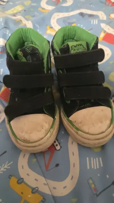 Zapatillas infantiles negras y verdes con velcro - miniatura 1