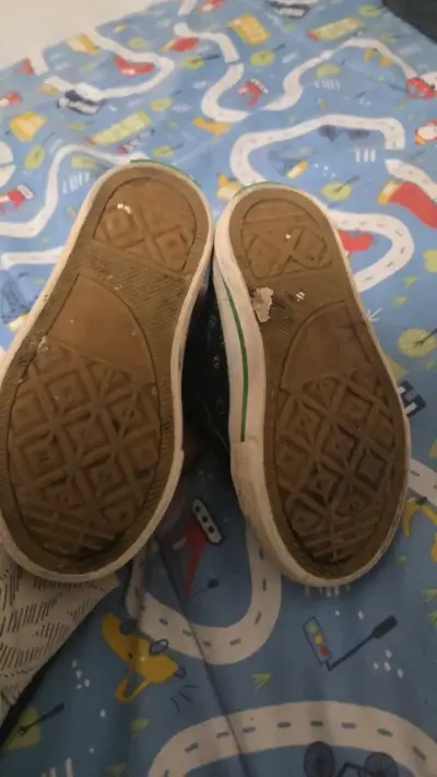 Zapatillas infantiles negras y verdes con velcro - miniatura 2