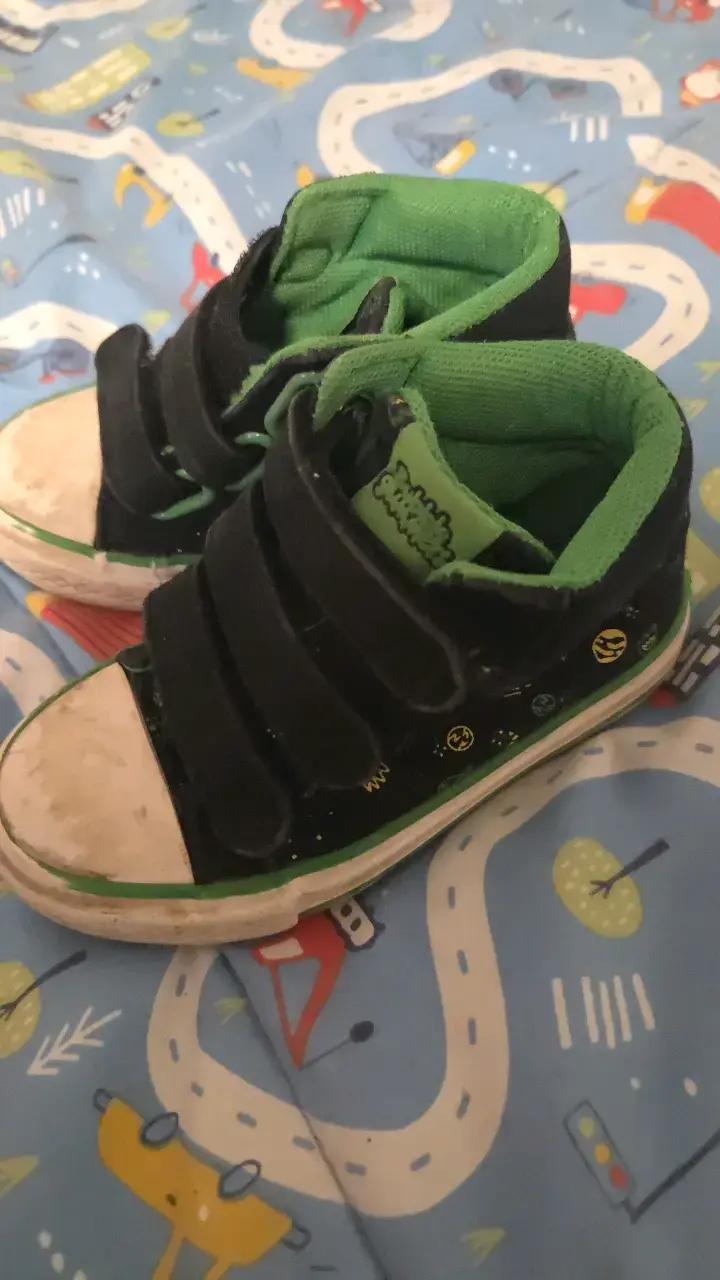 Zapatillas infantiles negras y verdes con velcro - 3