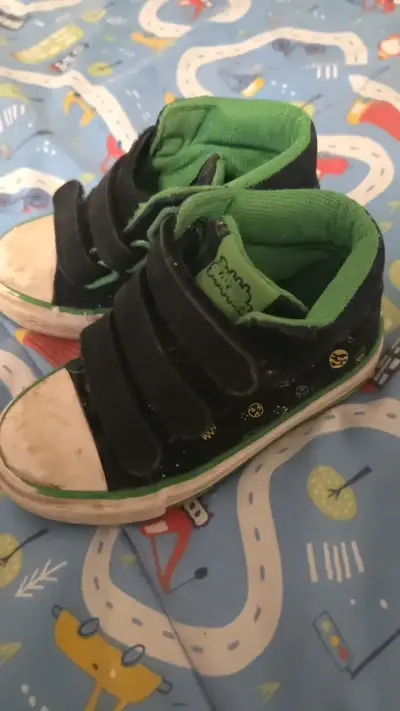 Zapatillas infantiles negras y verdes con velcro - miniatura 3