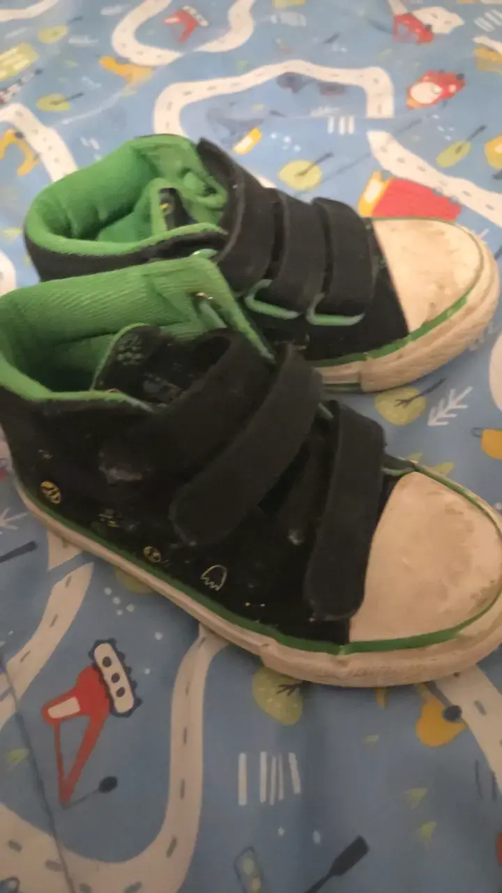 Zapatillas infantiles negras y verdes con velcro - 4