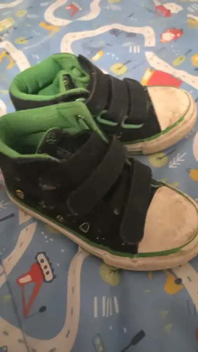Zapatillas infantiles negras y verdes con velcro - miniatura 4