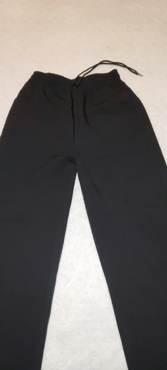 Pantalones negros de tela suave para mujer