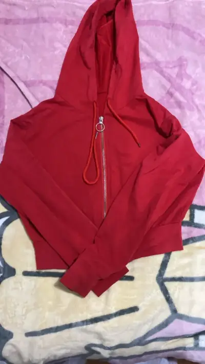 Polerón rojo con capucha y cierre frontal - miniatura 1