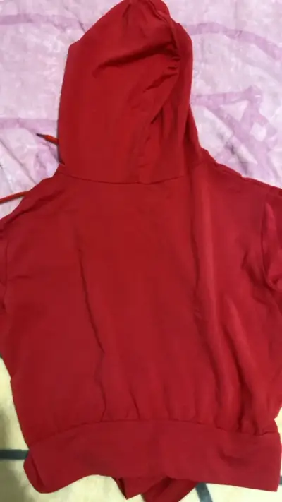 Polerón rojo con capucha y cierre frontal - miniatura 2