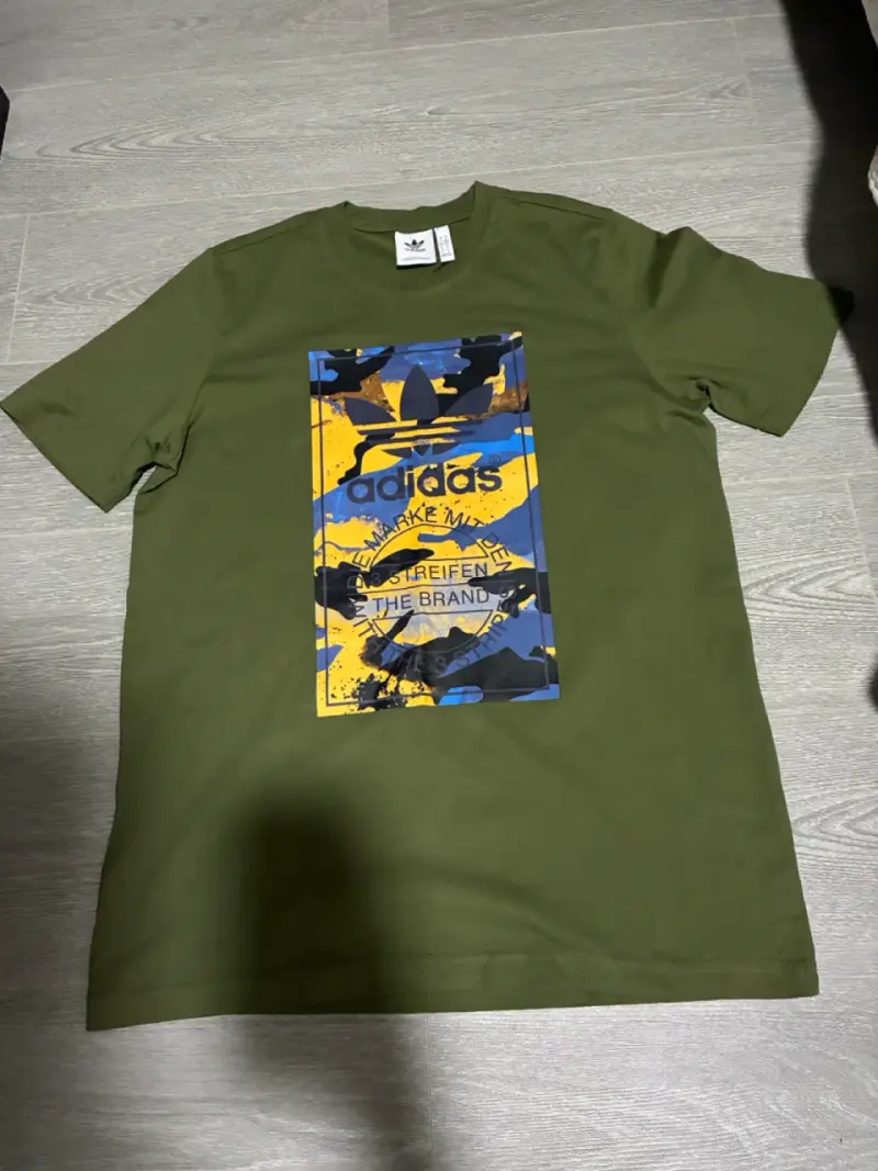 Polera Adidas verde con diseño gráfico - 1