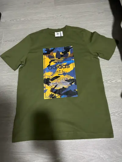 Polera Adidas verde con diseño gráfico - miniatura 1
