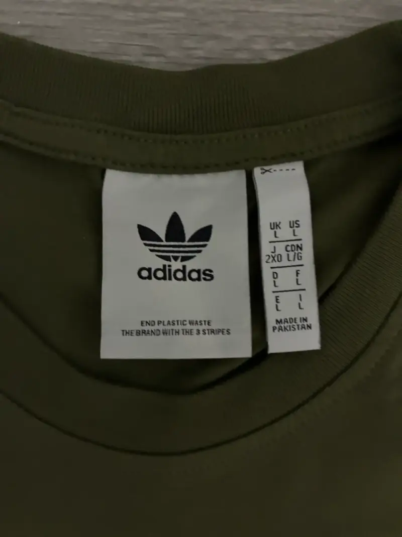 Polera Adidas verde con diseño gráfico - 2
