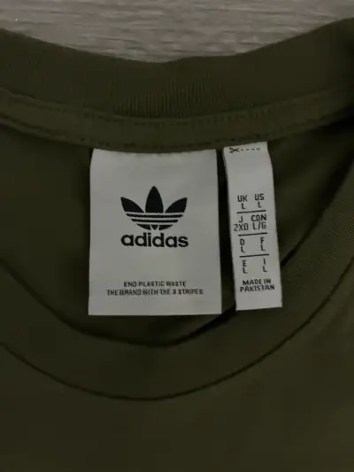 Polera Adidas verde con diseño gráfico - miniatura 2