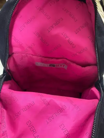 Mochila negra Everlast con diseño holográfico - miniatura 2