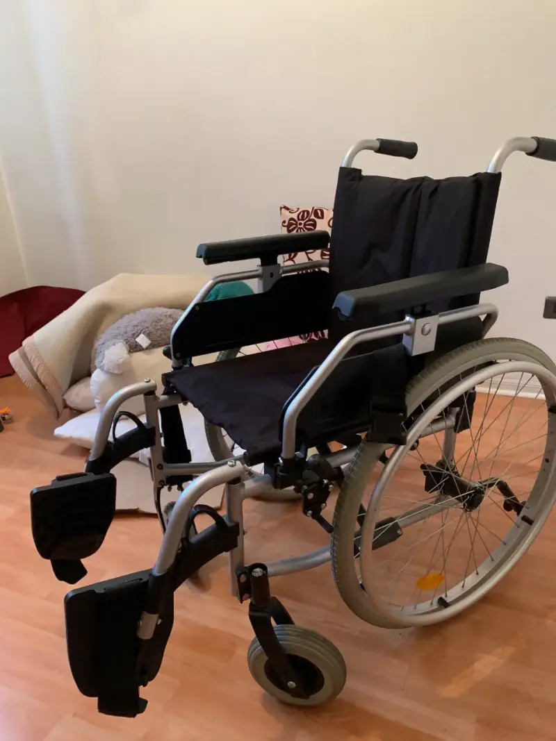 Silla de ruedas plegable en buen estado