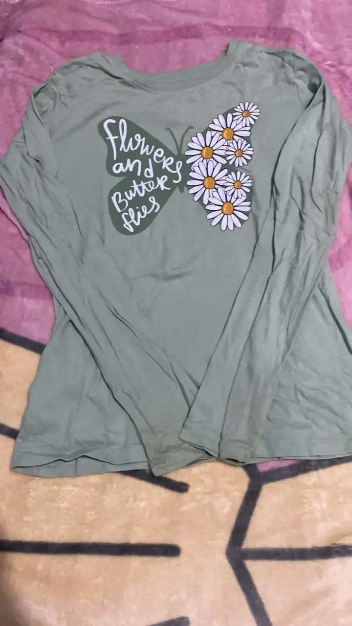 Polera manga larga con diseño floral - 1
