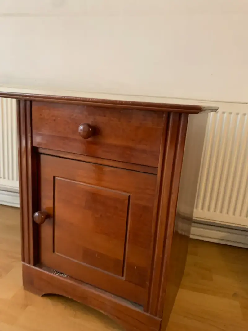 Mesa de noche de madera con cajón
