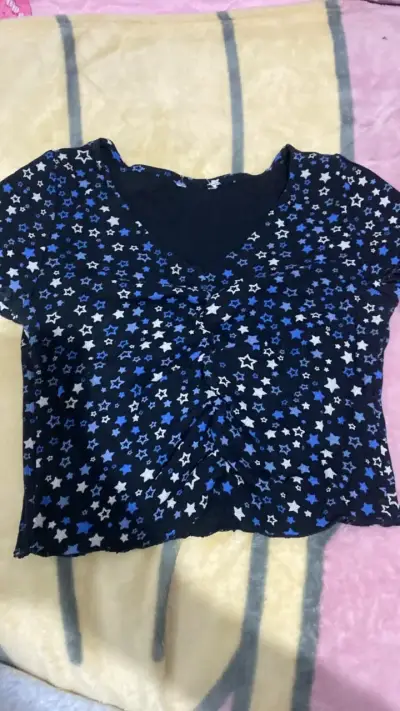 Polera de mujer con estampado de estrellas - miniatura 1