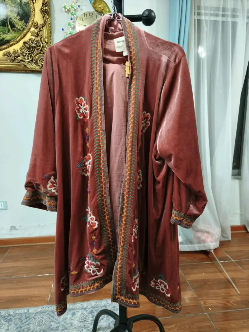 Kimono bordado de terciopelo color burdeos