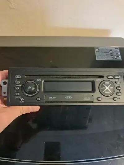 Radio de auto ORIGINAL CHERY IQ con USB y AUX - miniatura 1