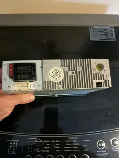 Radio de auto ORIGINAL CHERY IQ con USB y AUX - miniatura 3