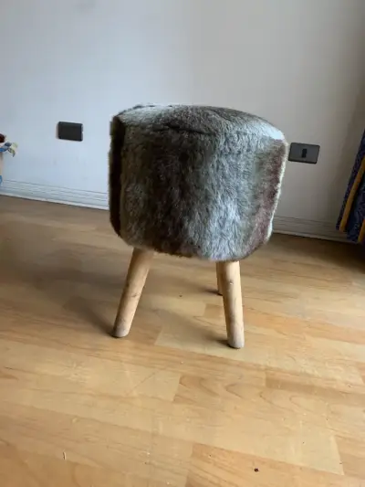 Taburete de madera con asiento de piel sintética - miniatura 1