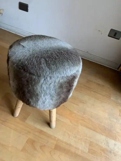 Taburete de madera con asiento de piel sintética - miniatura 2