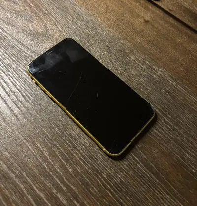 iPhone 11 amarillo en buen estado - miniatura 1
