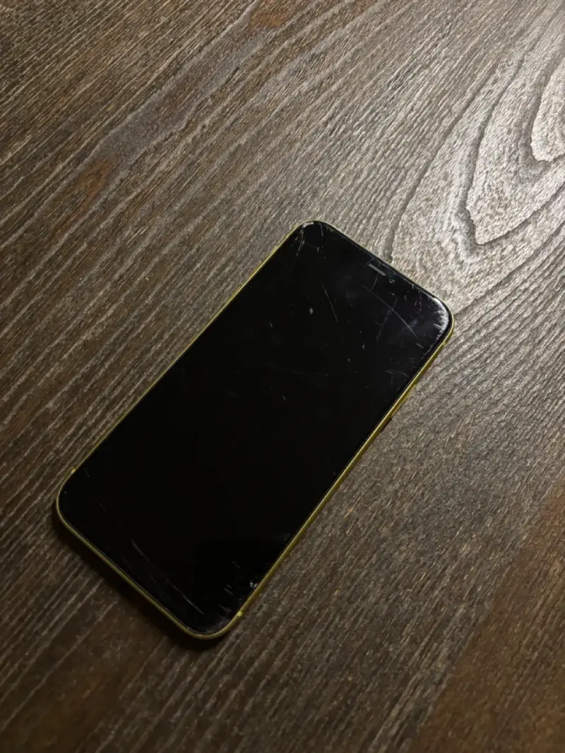 iPhone 11 amarillo en buen estado - 2