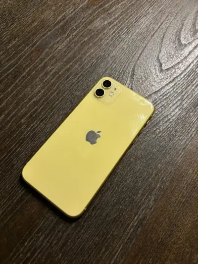 iPhone 11 amarillo en buen estado - miniatura 3