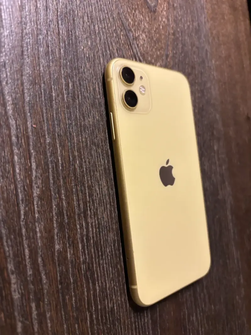iPhone 11 amarillo en buen estado - 4
