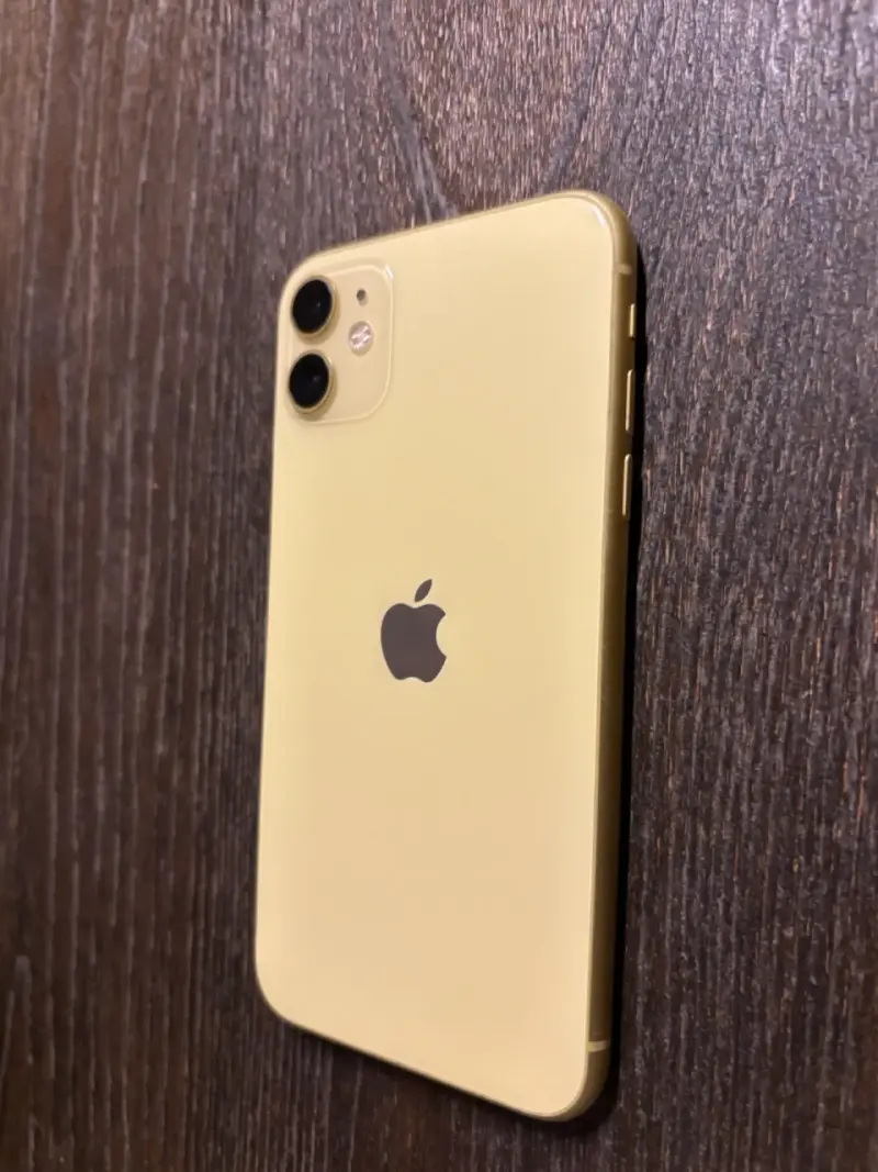 iPhone 11 amarillo en buen estado - 5