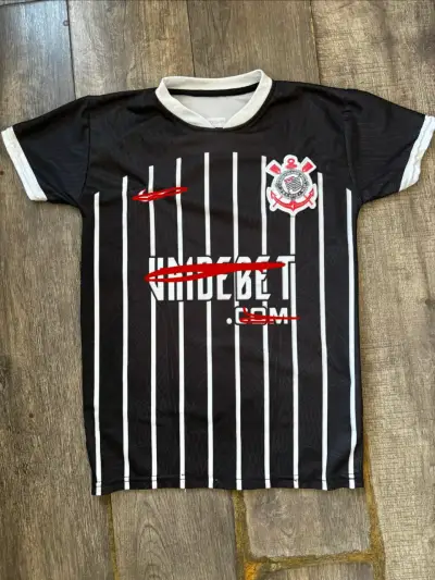 Camiseta de fútbol negra con logo y número 10 - miniatura 1
