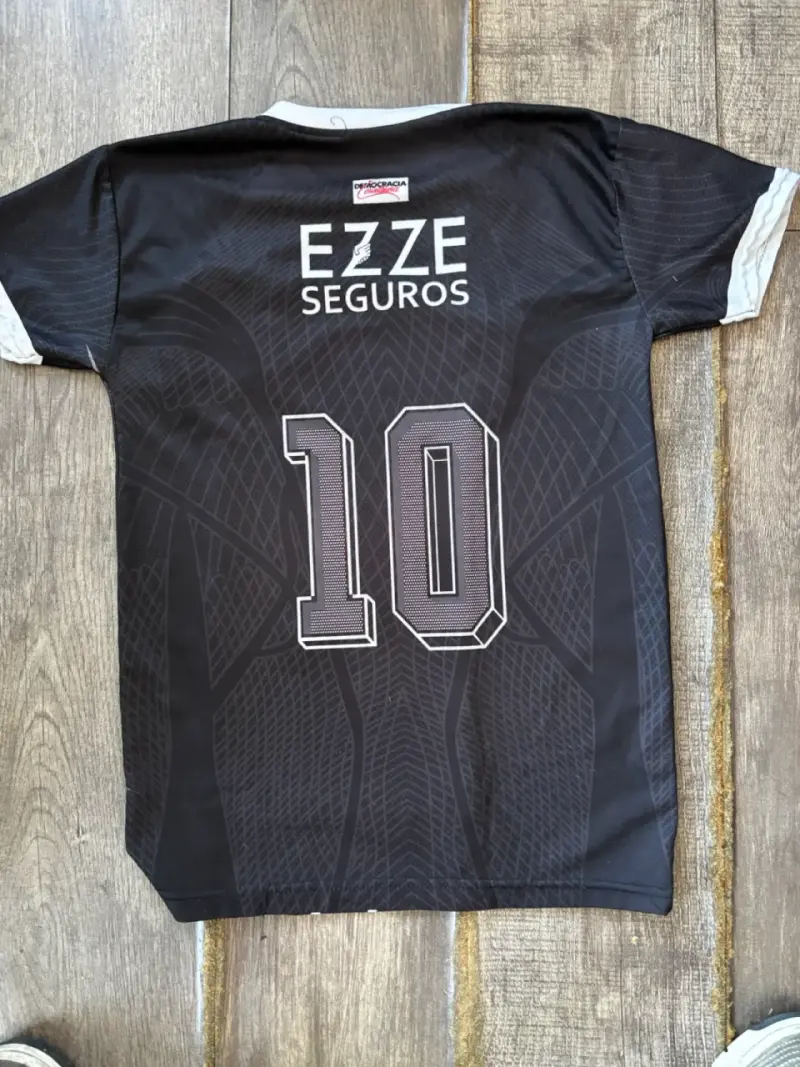 Camiseta de fútbol negra con logo y número 10 - 2