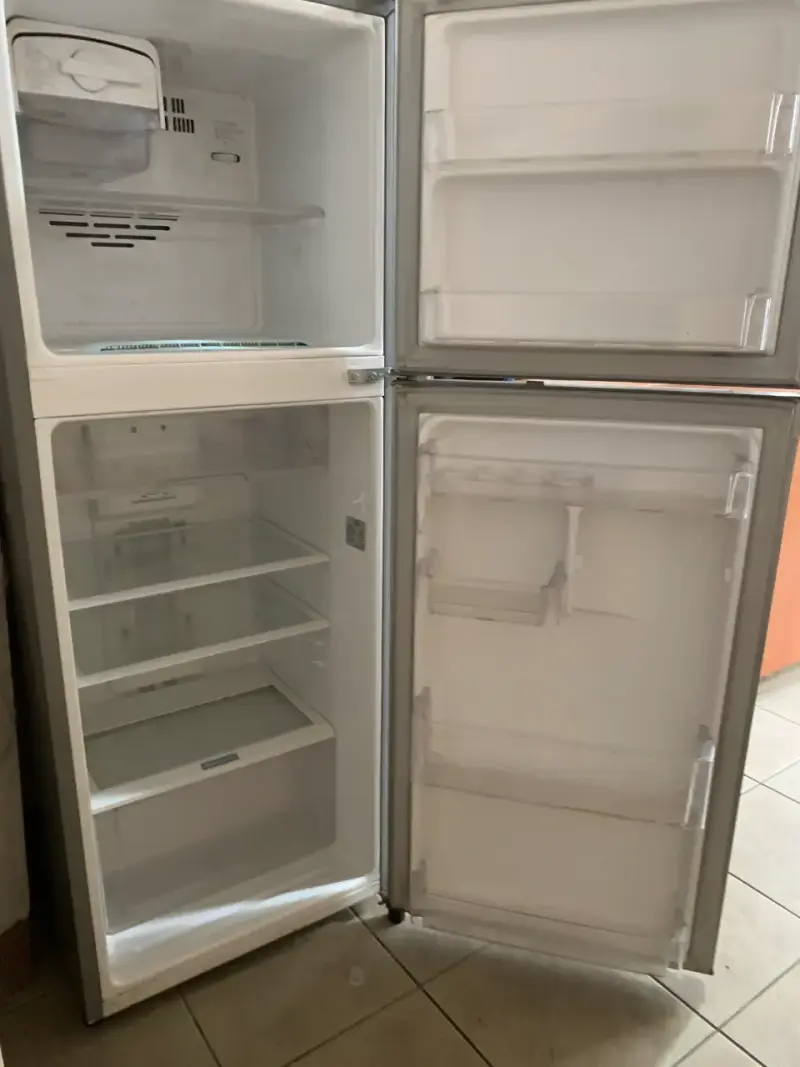 Refrigerador LG de dos puertas en buen estado - 2