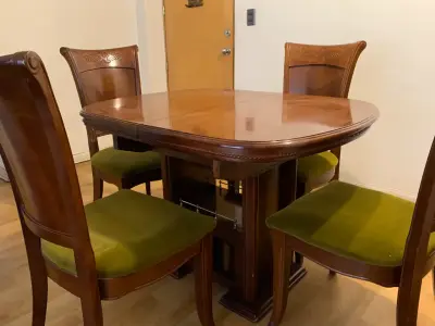 Comedor extensible de madera con sillas tapizadas - miniatura 1