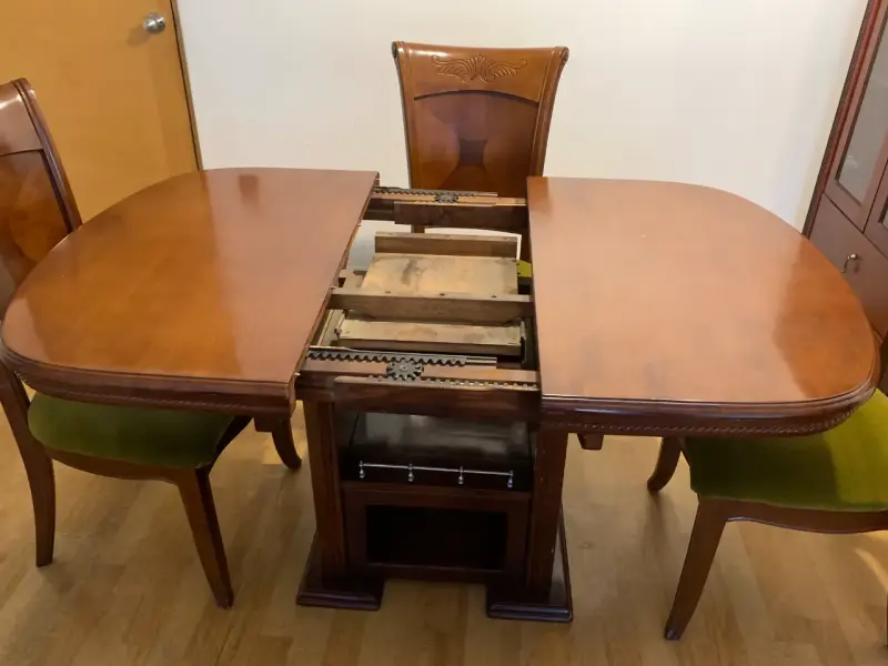 Comedor extensible de madera con sillas tapizadas - 2