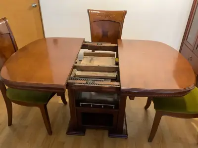 Comedor extensible de madera con sillas tapizadas - miniatura 2
