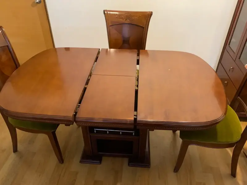 Comedor extensible de madera con sillas tapizadas - 3