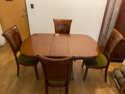 Comedor extensible de madera con sillas tapizadas - miniatura 4