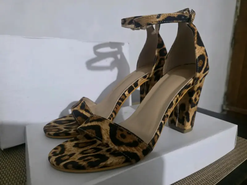 Sandalias de tacón alto con estampado animal print - 2
