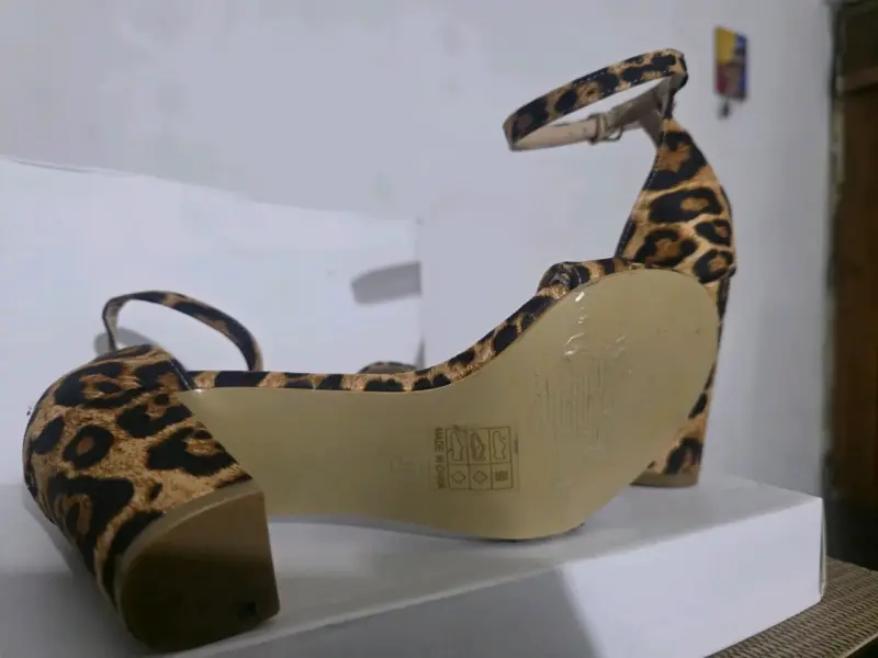 Sandalias de tacón alto con estampado animal print - 4