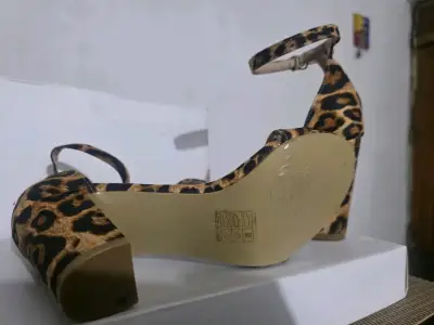 Sandalias de tacón alto con estampado animal print - miniatura 4