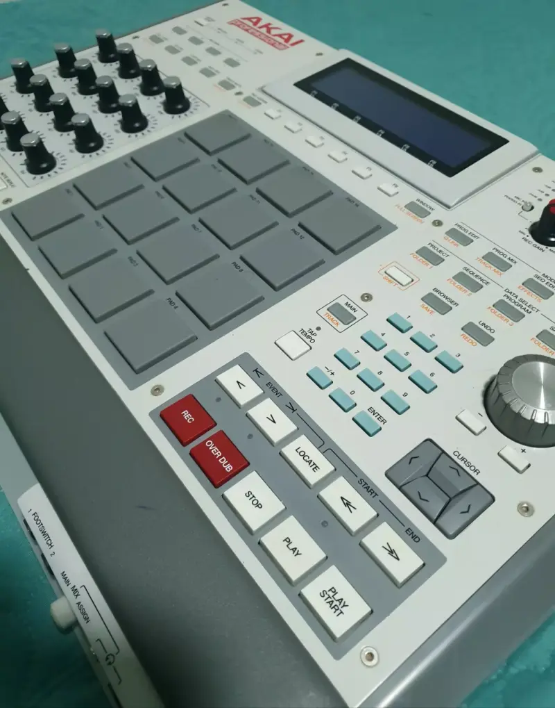 MPC akai Renaissance con Pads y Controles - 1