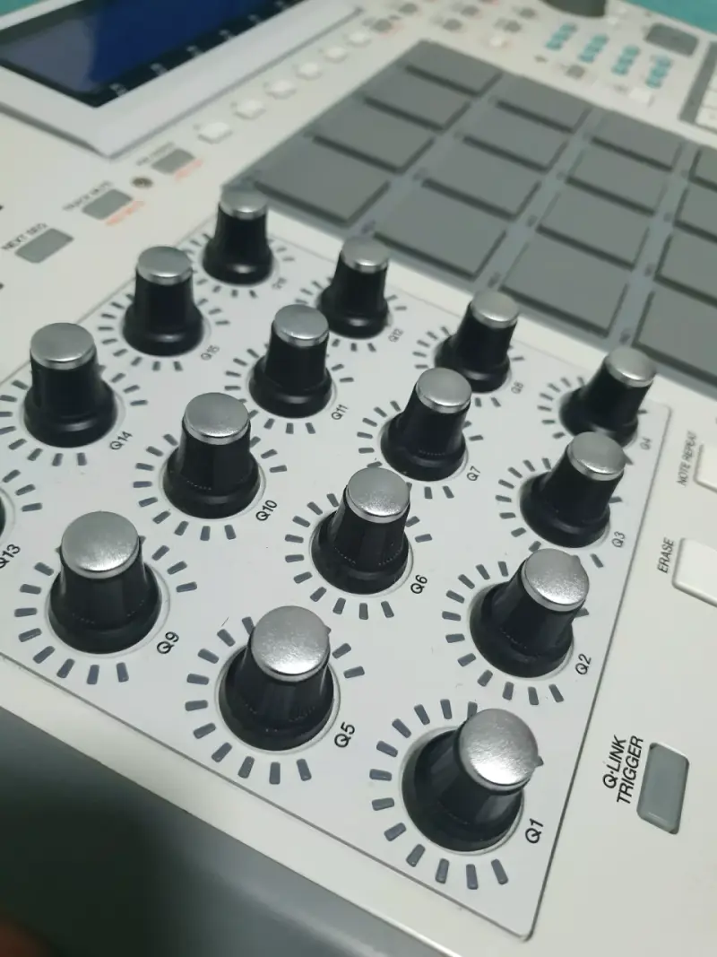 MPC akai Renaissance con Pads y Controles - 3