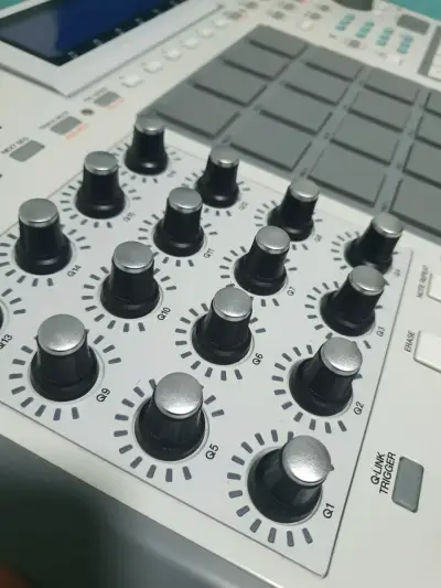 MPC akai Renaissance con Pads y Controles - miniatura 3