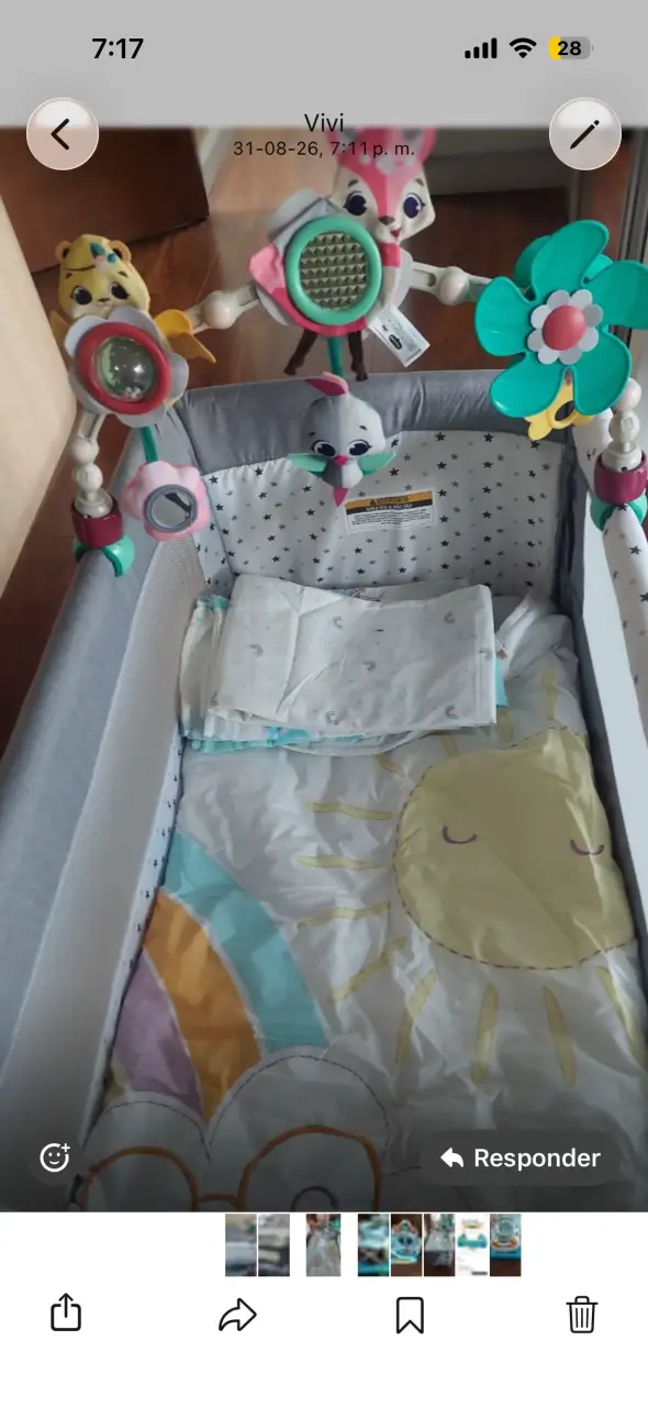 Cuna colecho para bebé con móvil de juguetes - 1