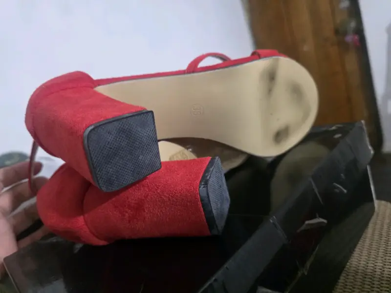 Tacones rojos de gamuza con correa - 3
