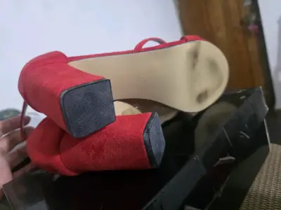 Tacones rojos de gamuza con correa - miniatura 3